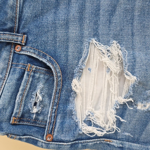 American Eagle Mom Short Stretch Blue Denim Distressed Frayed US 12 - Picture 3 of 8